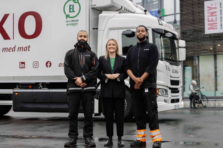 Sjåfør Renats Ragimhanovs og lærling Yacquub Sheik Mohamed Abdi Ibrahim er stolte av at ASKO Oslo nå leverer 100 prosent elektrisk til sine dagligvarekunder i Oslo. Byråd Marit Vea er glad for at aktører som ASKO går foran.