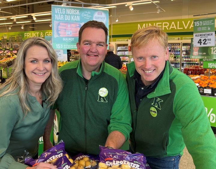 Tone Solum Lund, prisdirektør i KIWI, Marius Torgersen, butikksjef på KIWI Årnes og KIWI-sjef Vegard Kjuus er glade for at kampanjen på norske grønnsaker virkelig har slått an hos kundene.
