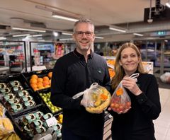 Frank Ellingjord-Dale, bærekraftsansvarlig i SPAR og Trine Lise Hedemann, kommunikasjonsansvarlig i Kjøpmannshuset. Foto: SPAR