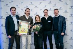 Fra venstre: Kategorisjef i NorgesGruppen Kenneth André Martin, Patrik Hageman og Ida Jacobsen fra Super Mønsj, produktgruppesjef i NorgesGruppen Lars Kolbjørn Beltestad , og konsernsjef i NorgesGruppen Runar Hollevik