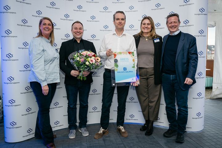 Fra venstre: Kategorisjef Elise Naper Andersen i NorgesGruppen, Arnfinn Tysnes, Hogne Gulla og Tonje Graarud fra Haugen-Gruppen, og konsernsjef i NorgesGruppen Runar Hollevik