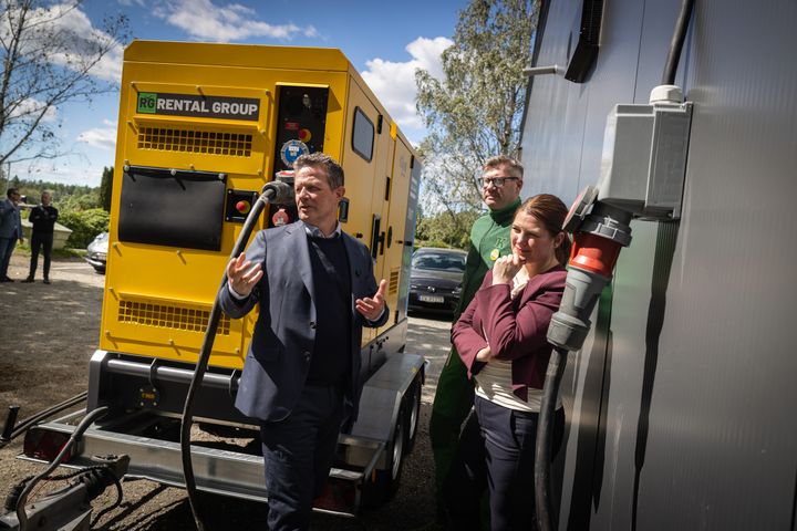 Næringsminister Cecilie Myrseth og konsernsjef Runar Hollevik på besøk hos butikksjef Robert S. Falkenberg på KIWI Heer, NorgesGruppens første beredskapsbutikk.