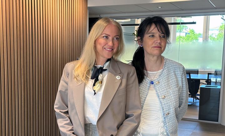 Lill Sverresdatter Larsen og Anne-Kari Bratten under lønnsoppgjøret 2025.