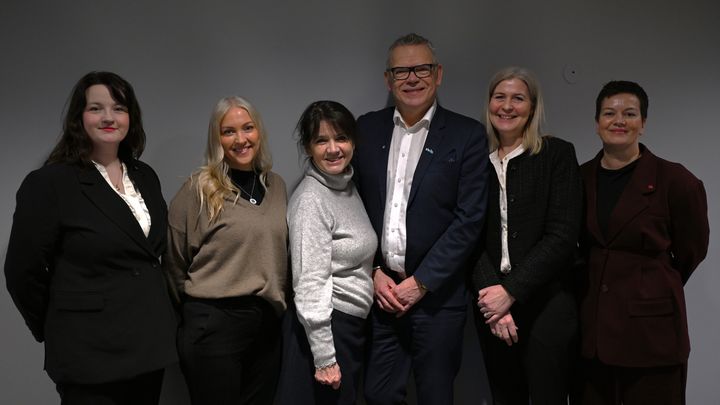 Fra venstre på bildet: Hanne Indregard Lind, Akademikerne; Lill Sverresdatter Larsen, Unio; Anne-Kari Bratten, Arbeidsgiverforeningen Spekter; Trond Ellefsen, YS; Birgithe Hellerud, SAN og Henriette Jevnaker, LO.