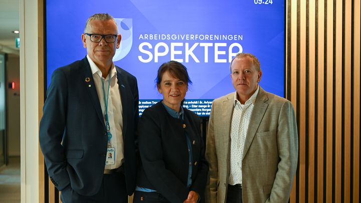 Fra venstre: Trond Ellefsen - forhandlingsleder YS-forbund, Anne-Kari Bratten - Spekter og Svend Morten Voldsrud - forhandlingsleder LO-forbund