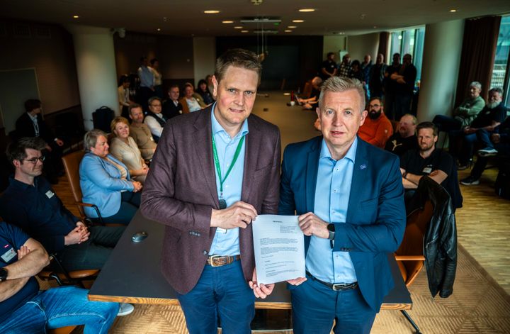 Protokollen ble signert av administrerende direktør Harald Solberg i Norsk Industri og forbundsleder Frode Alfheim i Forbundet Styrke