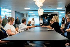Forhandlingsleder Lill-Heidi Bakkerud leverer kravene fra Forbundet Styrke til Elisabeth Brattebø Fenne i Offshore Norge.