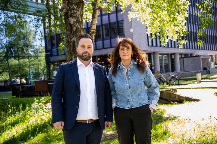 Forhandlingsleder Cay Nordhaug og Tone Thon, tillitsvalgt ved HP Halden Pharma AS. Her utenfor Næringslivets Hus.