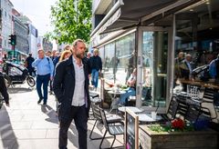 Forhandlingsleder Ommund Stokka på vei inn til Riksmekleren.