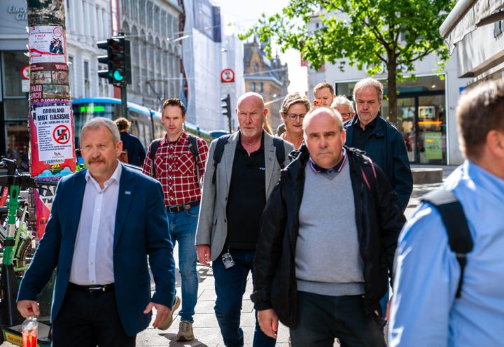 Forhandlingsutvalget til Forbundet Styrke på vei inn til Riksmekleren