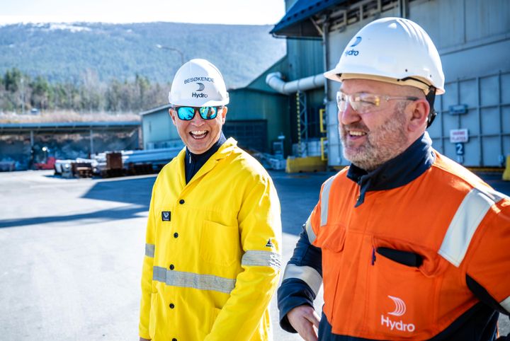 Frode Alfheim og hovedtillitsvalgt Tor Jørgen Sætrevik ved Hydro Husnes.