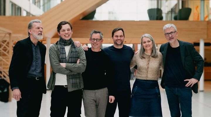 Arkitektene bak vinnerforslaget "Sammenhengh" med juryens rådgiver. (F.v.) Arkitekt Knut Hjeltnes,(juryrådgiver), Aksel Akselsen Falkanger (Arkitekt Asplan Viak), Odd Øverdahl (Fagansvarlig arkitekt Asplan Viak), Halvard Heskestad Waage (Arkitekt Asplan Viak), Gry Ellen Ringstad (Landskapsarkitekt Asplan Viak, Erik Langdalen (Arkitekt Erik Langdalen arkitekter). Foto: Mads Kristiansen / Asplan Viak