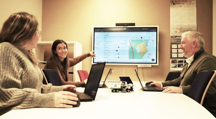 Ansatte i NGIR jobber med Adaptive Renovasjon, den nye plattformen for renovasjonskjeden. Foto: NGIR.