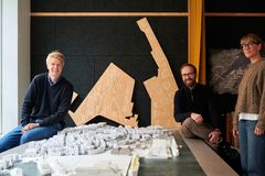 Fra venstre regionleder Tom Monstad i Asplan Viak, daglig leder Jan Erik Rossow og prosjektleder for bærekraft og energisystemer Laura Ve i Dokken Utvikling AS.