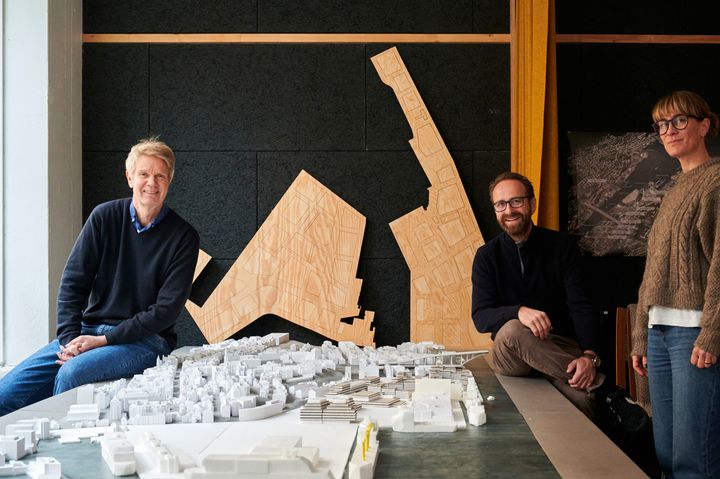 Fra venstre regionleder Tom Monstad i Asplan Viak, daglig leder Jan Erik Rossow og prosjektleder for bærekraft og energisystemer Laura Ve i Dokken Utvikling AS.