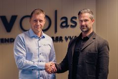 Rivco AS blir en del av Asplan Viak AS. Daglid leder Rivco, Terje Jacobsen og regionleder for Arkitektur og bygg i Asplan Viak, region Sør, Jørgen Roberg.