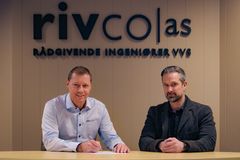 Rivco AS blir en del av Asplan Viak AS. Daglid leder Rivco, Terje Jacobsen og regionleder for Arkitektur og bygg i Asplan Viak, region Sør, Jørgen Roberg.