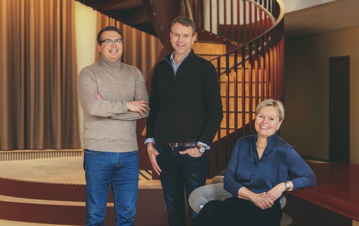 Asplan Viak topper mobilitetslaget med oppkjøp av Strategis Ruteplan AS. Per Christian Randgaard (FV) administrerende direktør i Asplan Viak, Espen Martinsen, administrerende direktør i Strategisk Ruteplan og Cecilie Bjerke Skjømming, direktør for Analyse, plan og landskap i Asplan Viak.