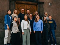 (Bak fra venstre): Lovisa Mokrosinski-Hoel – Byøkolog/landskapsarkitekt, Anette Hansen – Rådgiver kulturmiljø, Haakon Haanes – Sivilarkitekt, Rune Skeie – Landskapsarkitekt/Fagansvarlig byøkologi og bærekraftsystemer, Sigrid Furuholt Engelstad – Fagansvarlig sosial bærekraft, Mari Helene Knapstad – Rådgiver naturmangfold, (Fra venstre foran), Åse Holte – Landskapsarkitekt, Line Alsaker – gruppeleder plan spesialistene, Hanne Johnsrud - Landskapsarkitekt / samfunnsviter /arborist, Marie Sannæss Hoelseth – Rådgiver sosial bærekraft/sosiolog, Marte Muan Sæther – Rådgiver kulturmiljø, Jostein Gundersen – Rådgiver kulturmiljø. (Ikke med på bildet:  Rein Midteng – rådgiver naturmangfold Nina Rieck – Landskapsarkitekt - fagansvarlig KU landskap, lokalklima og friluftsliv Sigurd Oland Nedrelid - Samfunnsviter).
