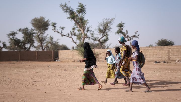 SÅRBARE: Klimakrisen tvinger mange jenter til å slutte på skolen, enten for å skaffe mat til familien eller på grunn av mangel på trygge sanitærforhold.