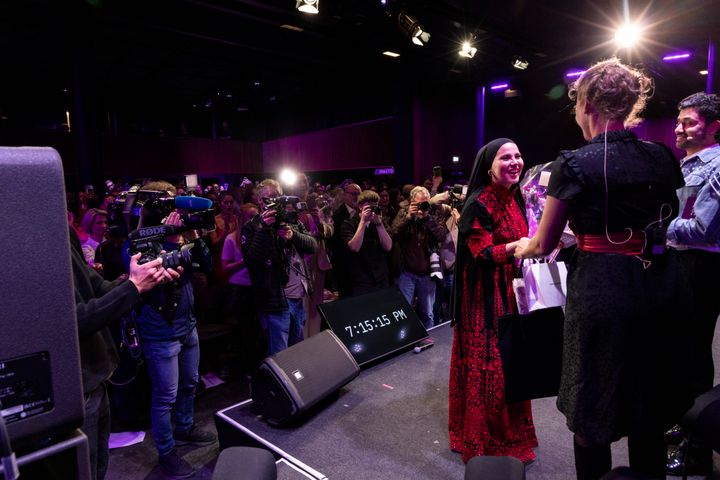 FJORÅRETS VINNER: Iman Meskini ble tildelt Jenteprisen 2024 for sitt arbeid med å skape et tryggere samfunn for minoritetskvinner.