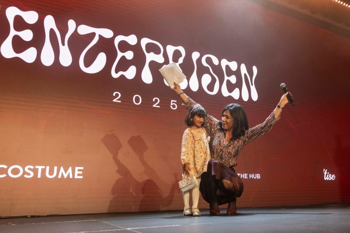 Over 400 mennesker var samlet på Clarion Hotel The Hub lørdag kveld for å se Ayesha Wolasmal motta Jenteprisen 2025. Wolasmal tok med seg sin fire år gamle niese opp på scenen for å motta prisen.