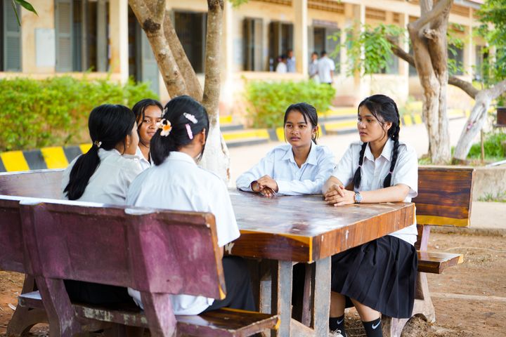 Ungdomsjenter i Kambodsja: Mange jenter i landet møter strenge forventninger både hjemme og på skolen.