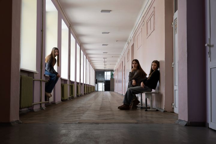 FLYALARMER OG STRØMBRUDD: Elever i Ukraina lever med en uforutsigbar skolehverdag.