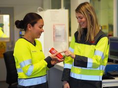 Rosario Catuday Korneliussen, Ansvarlig for kvalitet, helse, miljø og sikkerhet, og Susanne Klevar, Bærekraftsjef, i Coca-Cola Europacific Partners Norge