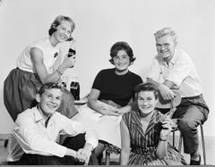Originalt bilde fra august 1960, der en glad gjeng koser seg med den hippe drikken Coca-Cola for et reklameopptak.