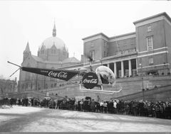 Coca-Cola helikopteret, en Bell 47D, foran Deichmanske 18. februar, 1952. Dette var første gang et helikopter ble vist frem i hovedstaden.