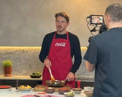 Sander Berge på opptak for Coca-Cola