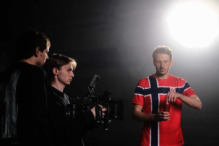 Sander Berge på opptak for sin nye partner, Coca-Cola