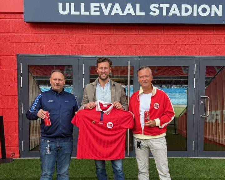 Jonas Olsson i midten, sponsoransvarlig for CCEPN, sammen med Tom Fodstad (f.v.) og Runar Pahr Andresen i NFF