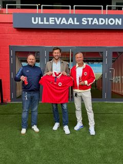 Jonas Olsson i midten, sponsoransvarlig for CCEPN, sammen med Tom Fodstad (f.v.) og Runar Pahr Andresen i NFF