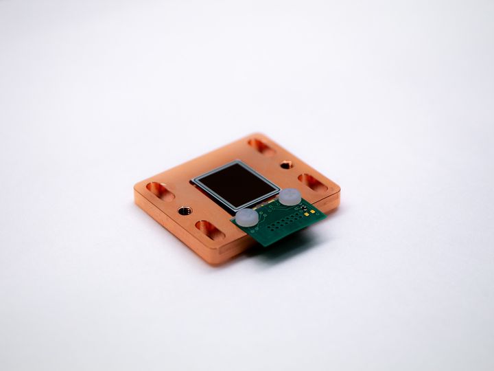 chip/sensor på hvit bakgrunn