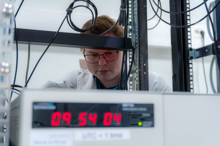 Hyllesystem, digitalt klokkedisplay, ansikt, kabler