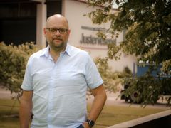 Harald Hauglin i Justervesenet anses som Norges tidssjef og minner om at klokka må stilles på søndag.