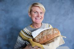 – La oss bruke årets brøddag til å prøve et nytt havrebrød, oppfordrer Torunn Nordbø i Opplysningskontoret for brød og korn. Foto: BrodogKorn.no