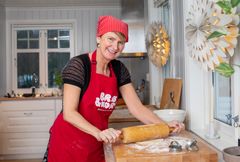 Torunn Nordbø i Opplysningskontoret for brød og korn oppfordrer til å tenke utenfor "kakeboksen" om hvordan bruke julekakene for å unngå at de havner i søpla.