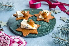 Har du pepperkaker igjen kan du toppe dem med blåmuggost og fikensyltetøy – perfekt for kveldskos eller som enkel juletapas når du får gjester på julebesøk