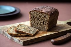 Dansk rugbrød er brødklassiker som egner seg til de lekreste smørbrød i påsken. Denne oppskriften er et ekstra grovt brød med karakteristisk smak.