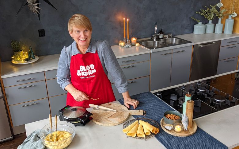 Torunn Nordbø i Opplysningskontoret for brød og korn baker krumkaker til jul.