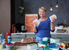 Torunn Nordbø i Opplysningskontoret for brød og korn oppfordrer foreldre til å gjøre det enkelt å smøre matpakkene selv eller sammen med barna.
