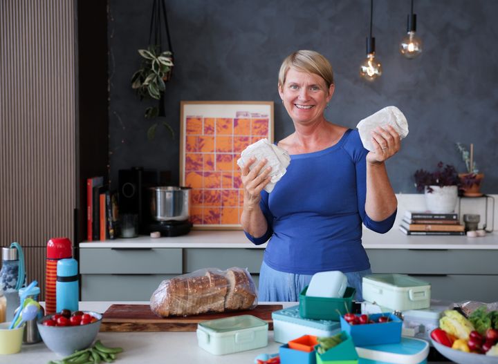 Torunn Nordbø i Opplysningskontoret for brød og korn oppfordrer foreldre til å gjøre det enkelt å smøre matpakkene selv eller sammen med barna.