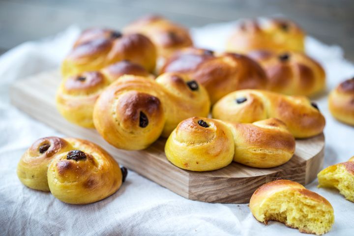 Lussekatter bakt på tangzhong metoden som gir ekstra luftig og saftig bakst. Metoden går ut på å lage en jevning av mel og væske som varmes opp til 65 grader. Dette gjør at deigen klarer å ta opp mer væske, noe som bidrar til at gjærbaksten blir mykere enn vanlig og at baksten holder seg saftige lengre.