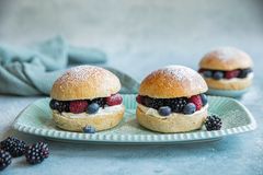 Med litt havregryn og fullkornsmel i deigen, kremost og friskebær istedetfor pisket krem og syltetøy får du en litt sunnere bolle.