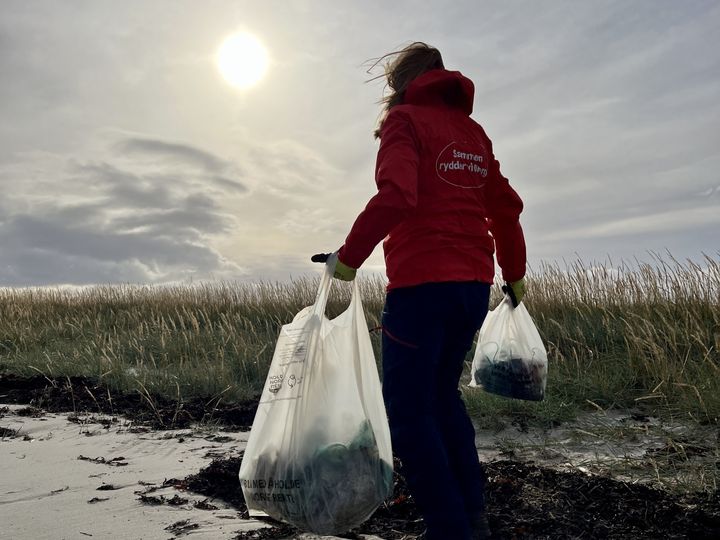 Hold Norge Rent rydder ved Vadsø under Strandryddeuka 2024. Foto: Hold Norge Rent