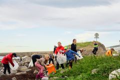 Frivillige barn og voksne rydder stranden under Strandryddeuka 2025