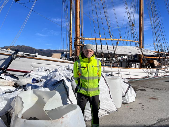 Mann%20som%20st%E5r%20foran%20seilb%E5t%20og%20mange%20s%F8ppelsekker